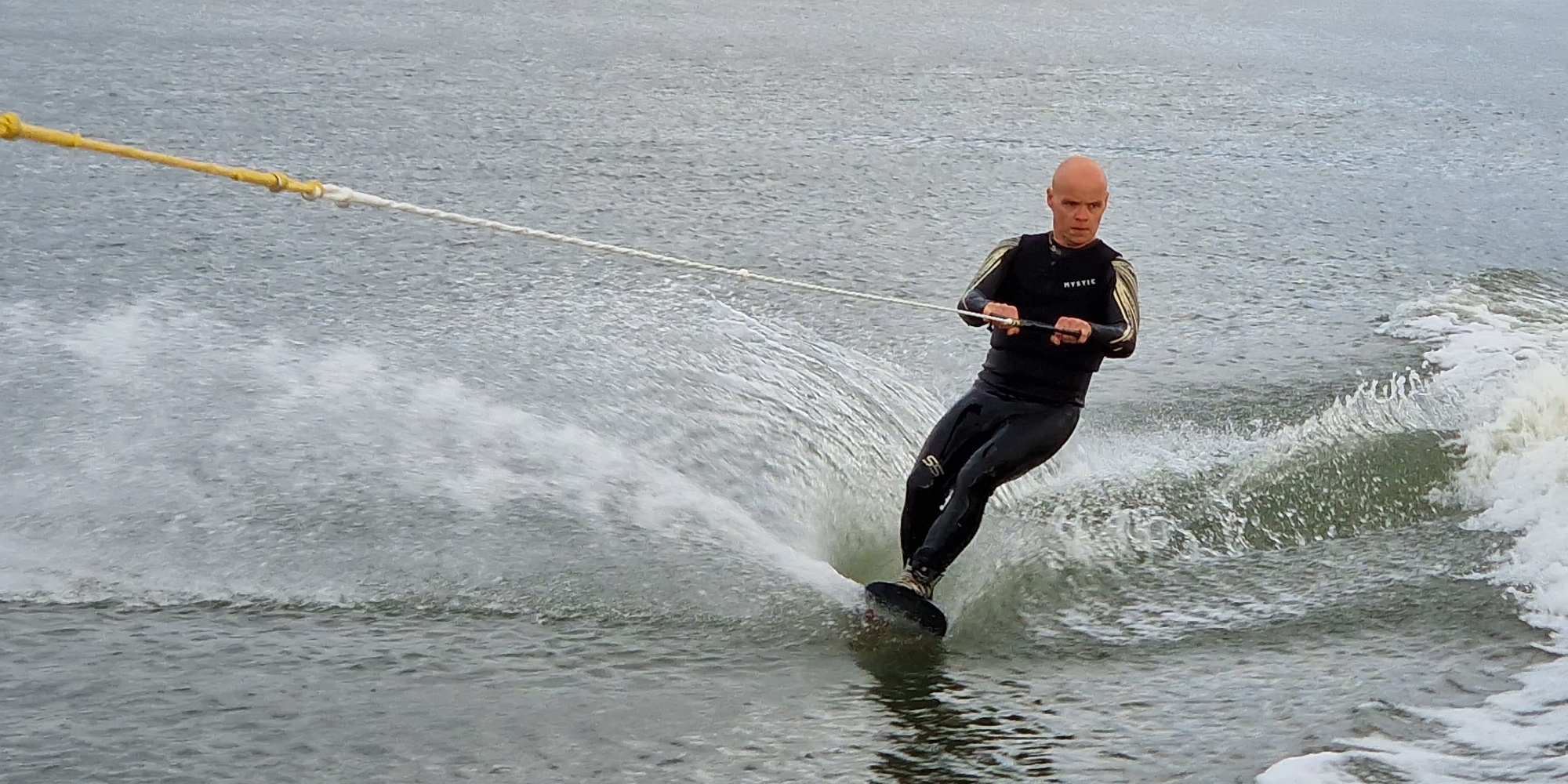 Kuvassa yhdellä suksella vesihiihtoa temppusuksella