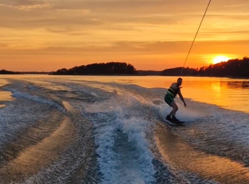 Kuvassa wakeboardilla nautitaan auringonlaskusta
