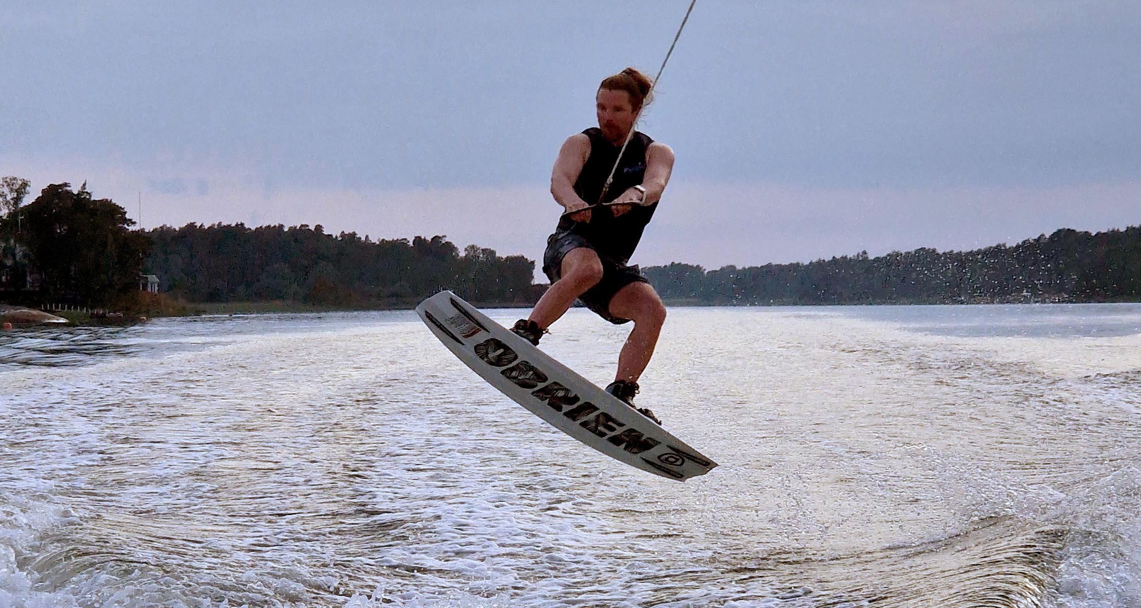 Kuvassa wakeboardaaja hyppää aallosta