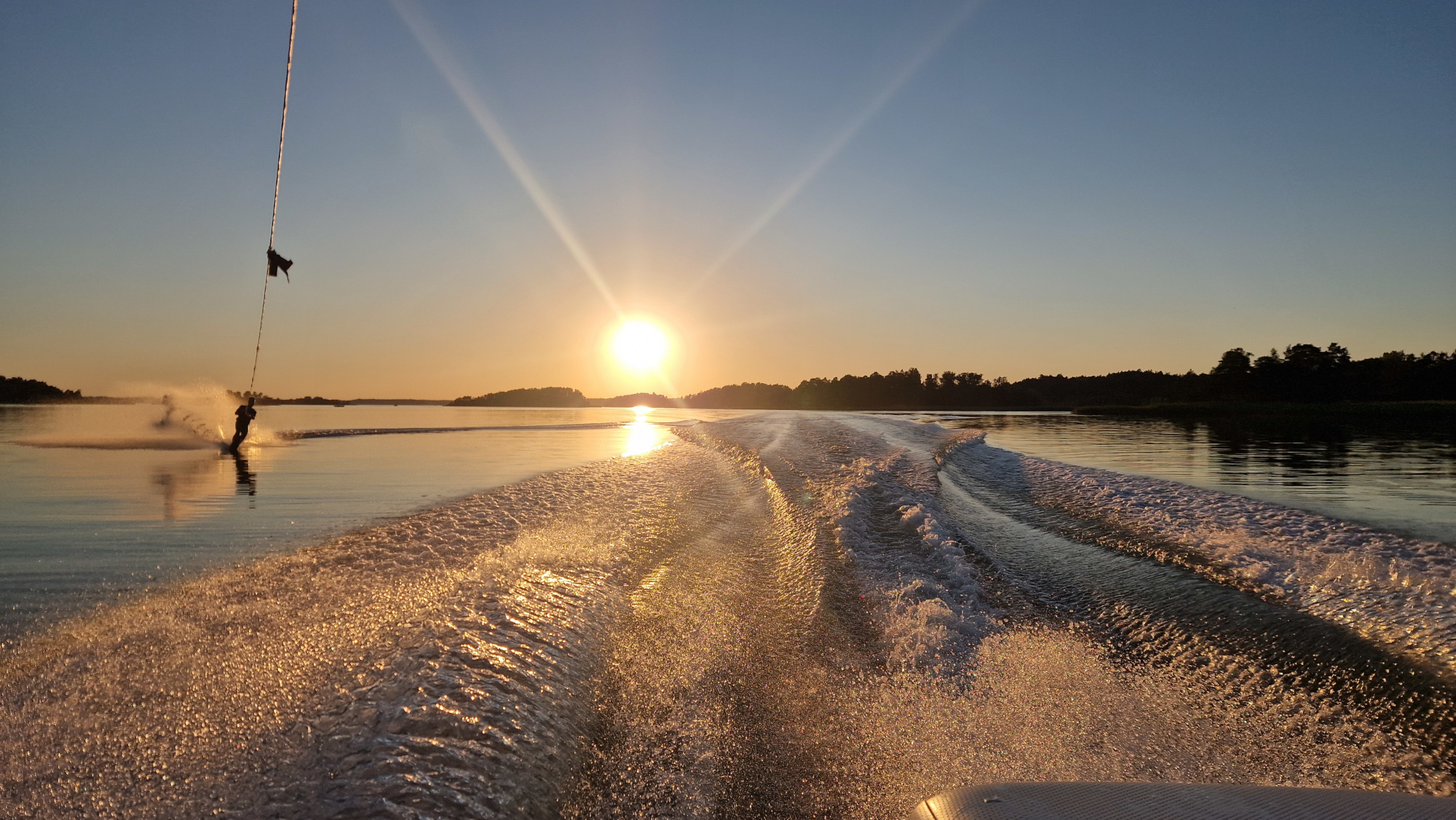 Kuvassa vesihiihtäjä yhdellä suksella harrastaa slalomia